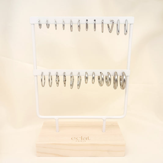 Présentoir blanc avec 12 paires de créoles argentées