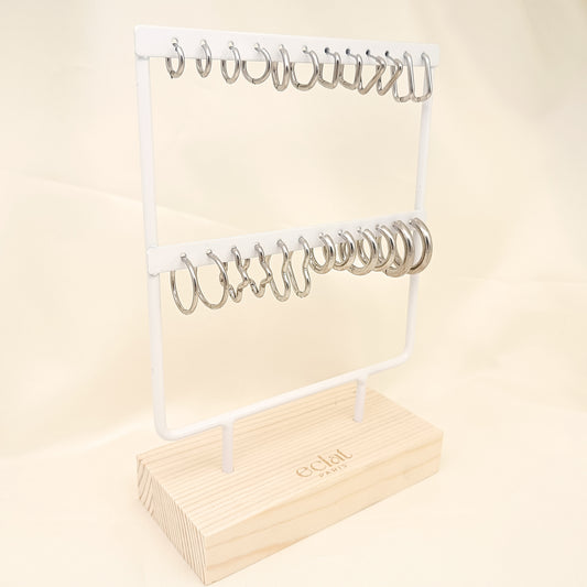 Présentoir blanc avec 12 paires de créoles argentées