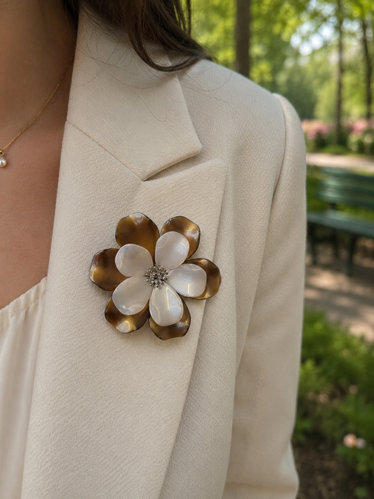 Broche fleur résine blanche et marron avec strass