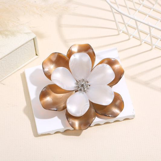 Broche fleur résine blanche et marron avec strass