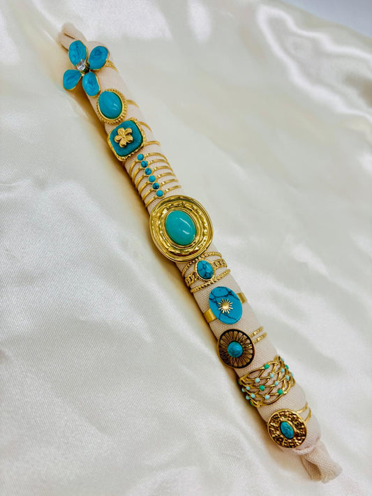 Lot de 10 bagues colorées bleues sur présentoir