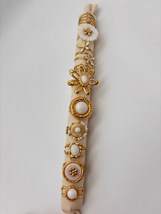 Lot de 10 bagues colorées blanches sur présentoir