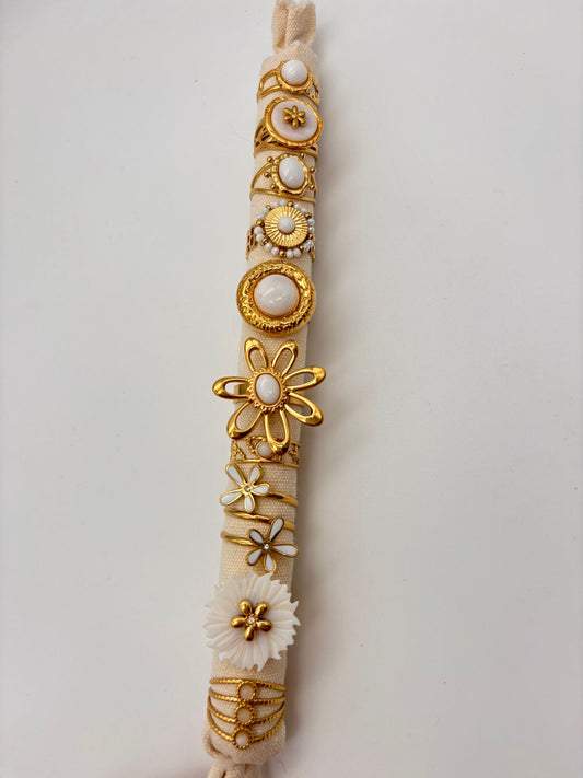 Lot de 10 bagues colorées blanches sur présentoir