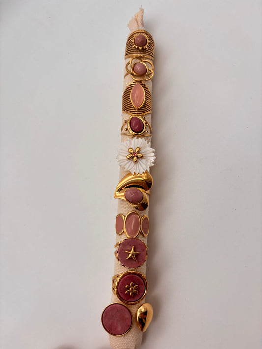 Lot de 10 bagues colorées roses sur présentoir