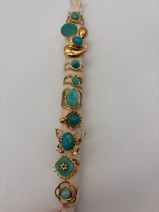 Lot de 10 bagues colorées bleues sur présentoir