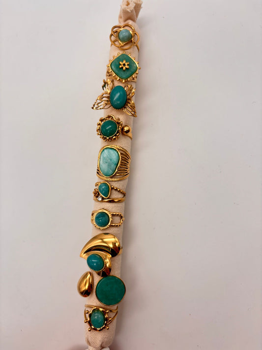 Lot de 10 bagues colorées bleues sur présentoir