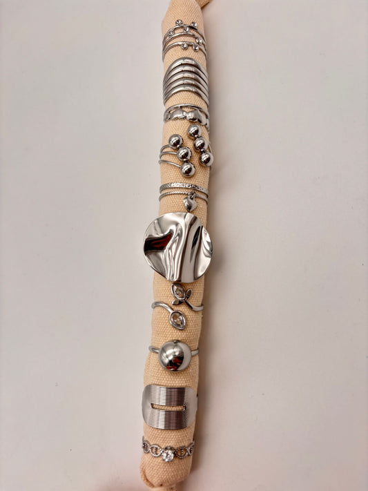 Lot de 10 Bagues Argentées en Acier Inoxydable sur Présentoir