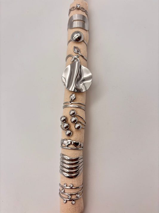 Lot de 10 Bagues Argentées en Acier Inoxydable sur Présentoir