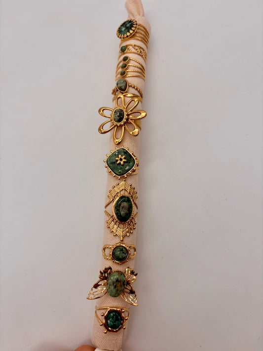 Lot de 10 bagues colorées vertes sur présentoir