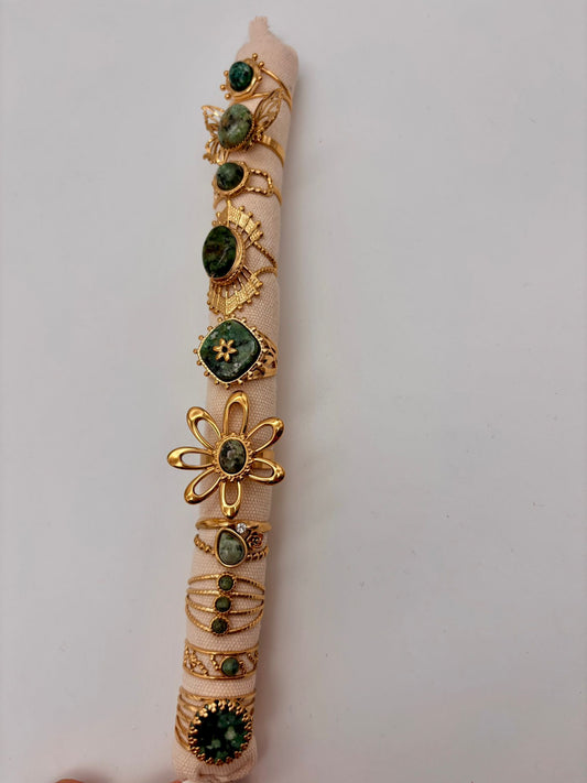 Lot de 10 bagues colorées vertes sur présentoir