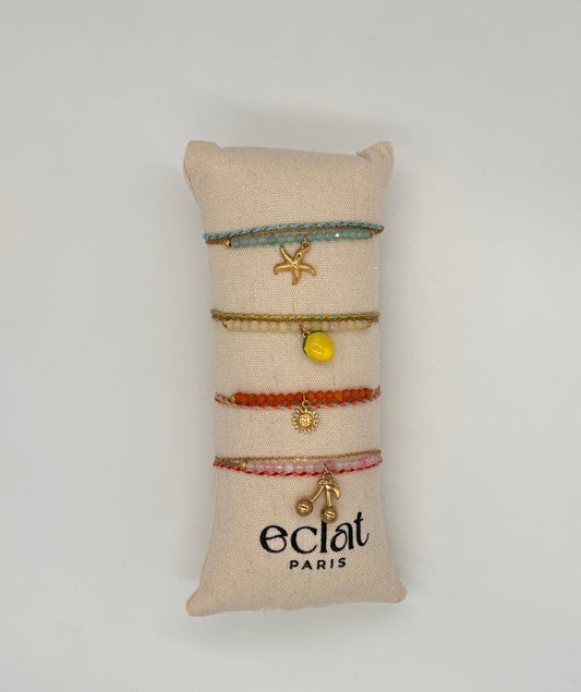 Lot de 4 bracelets chaînes et cordons sur coussin