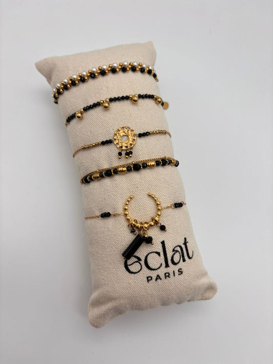 Lot de bracelets pierres noires et perles sur coussin
