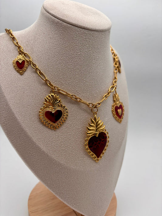 Collier chaîne doré avec pendentifs cœurs ex-voto centre rouge