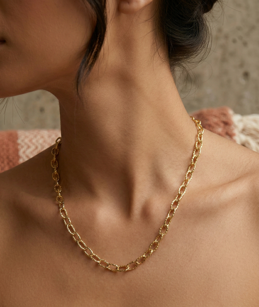 Collier chaîne dorée maillons ovales martelés effet brillant