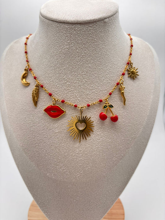 Collier chaîne émaillé rouge avec cœur cerise lèvres
