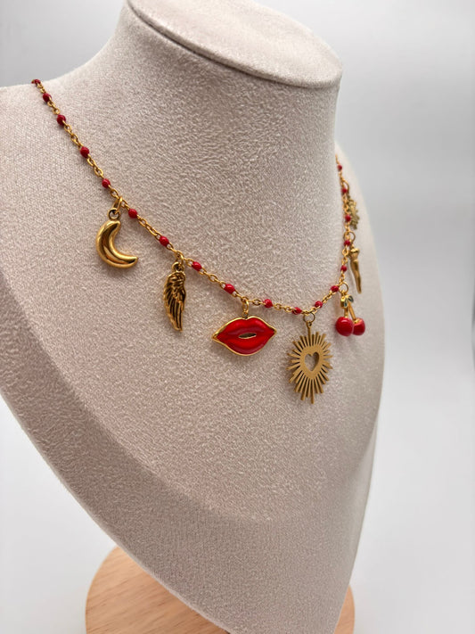 Collier chaîne émaillé rouge avec cœur cerise lèvres