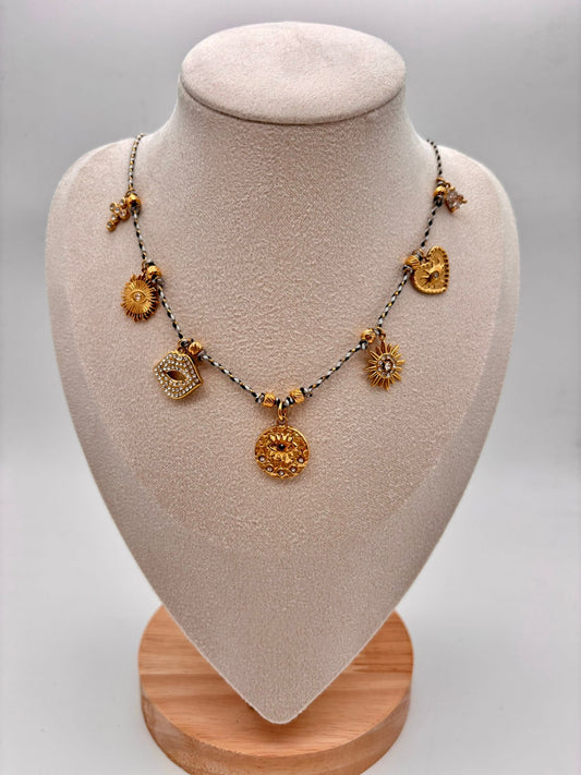 Collier cordon noir et blanc avec breloques strass œil