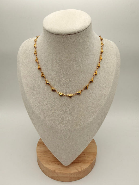 Collier cœurs dorés tout le long