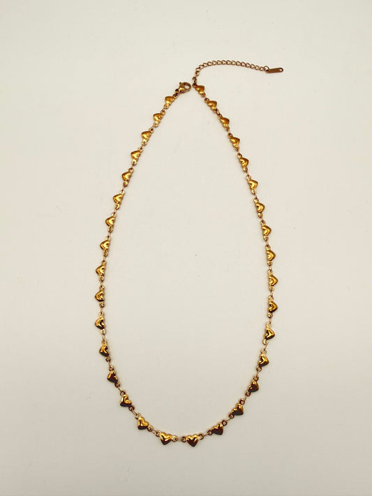 Collier cœurs dorés tout le long