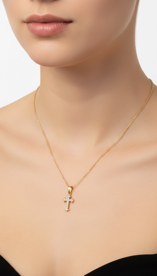 Collier doré chaîne fine pendentifs croix strassée