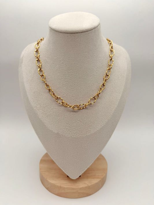 Collier chaîne dorée striées à breloques