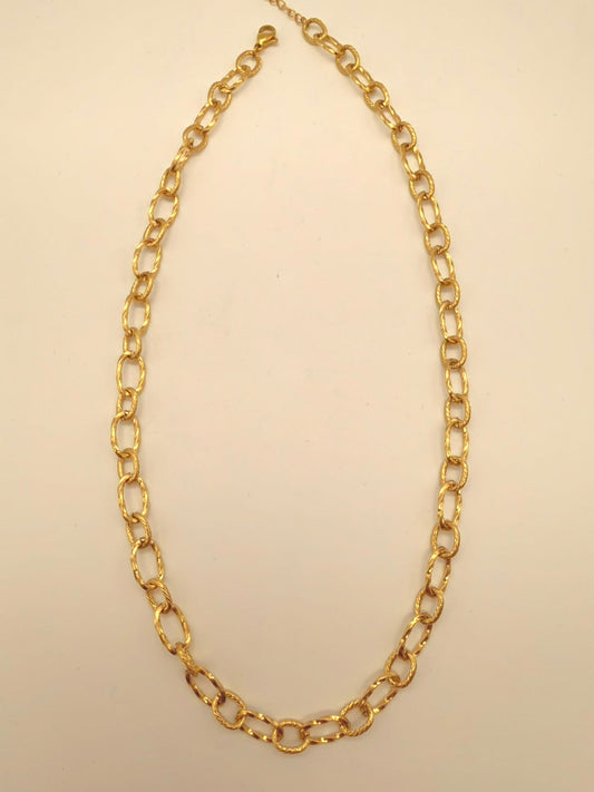 Collier chaîne dorée striées à breloques