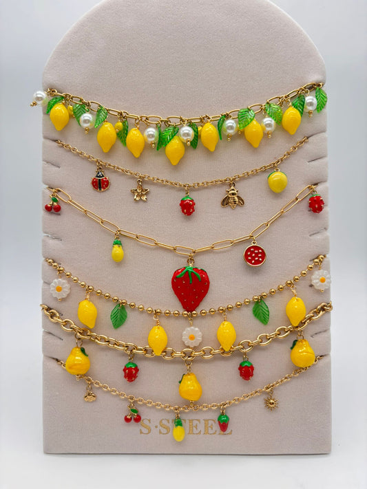 Lot de 6 colliers fruités sur présentoir