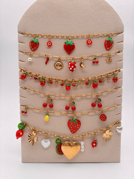 Lot de 6 colliers fraises et cerise sur présentoir