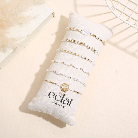 Lot de 6 bracelets dorés nuances de blanc sur coussin