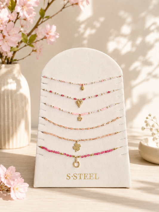 Lot de 6 colliers pendentifs dorés nuances de perles roses sur présentoir