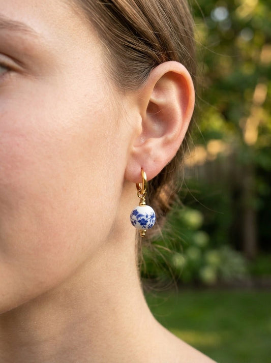 Boucles d’oreilles créoles dorées avec billes porcelaines