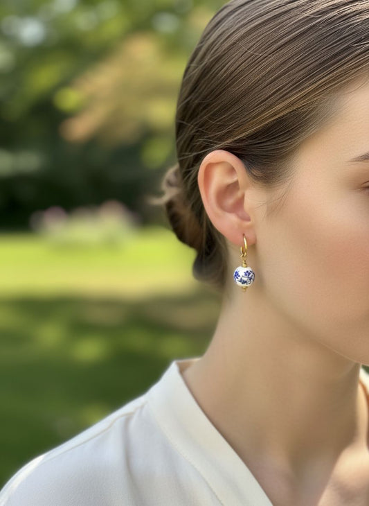 Boucles d’oreilles créoles dorées avec billes porcelaines