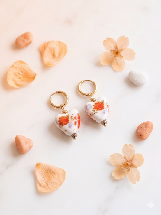 Boucles d’oreilles créoles dorées pendentif cœur en porcelaine à motif floral orange