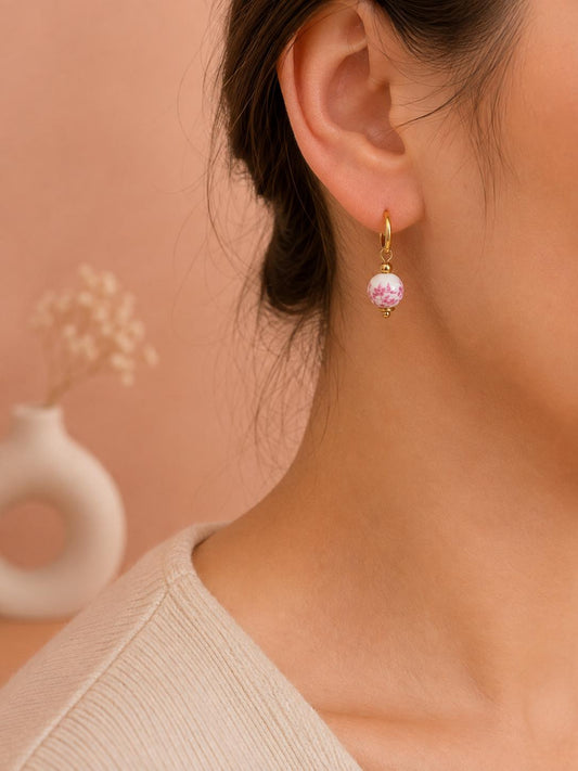 Boucles d'oreilles dorées créoles à perles fleuries en porcelaine