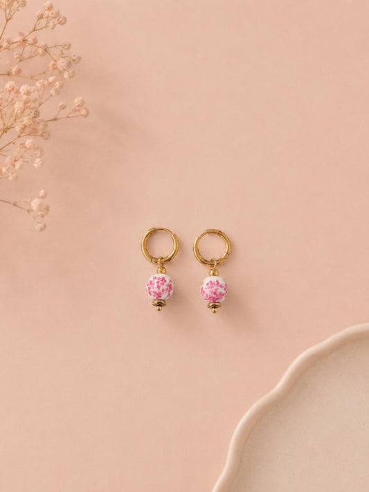 Boucles d'oreilles dorées créoles à perles fleuries en porcelaine
