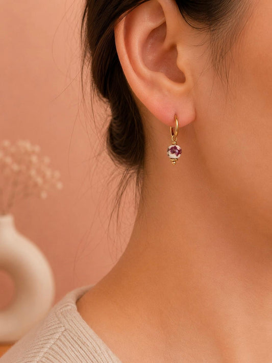 Boucles d'oreilles dorées créoles pendantes en porcelaine
