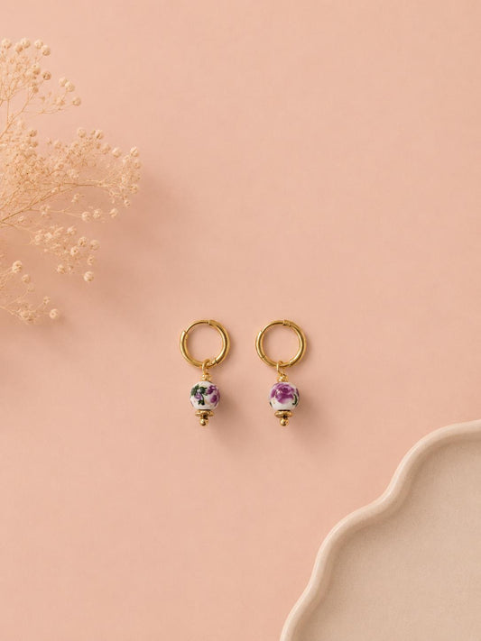Boucles d'oreilles dorées créoles pendantes en porcelaine