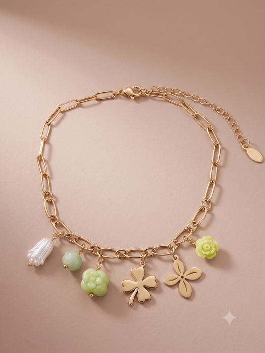 Chaîne de cheville dorée breloques florales et perle baroque
