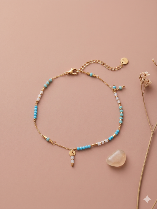 Chaîne de cheville dorée à perles turquoise et blanches