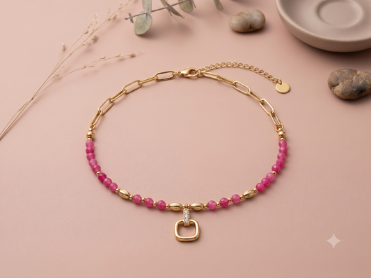Chaîne de cheville dorée perles roses et pendentif carré strass