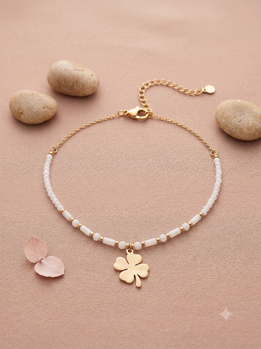 Chaîne de cheville dorée à perles et pendentif trèfle