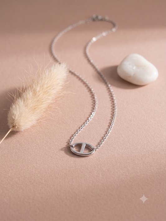 Collier fin argenté avec une maille marine