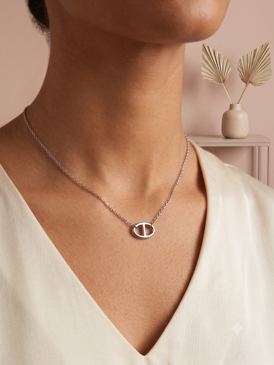 Collier fin argenté avec une maille marine