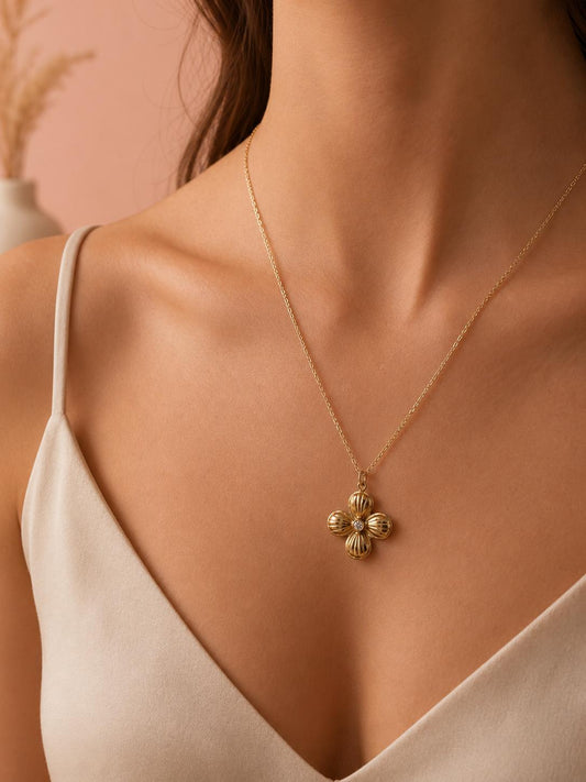 Collier doré pendentif fleur à quatre pétales et strass