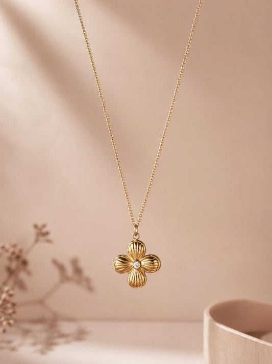 Collier doré pendentif fleur à quatre pétales et strass