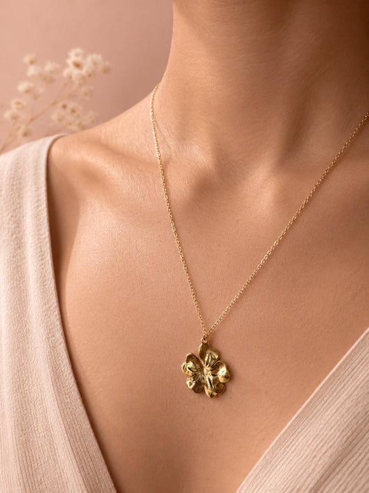 Collier doré pendentif fleur tropicale en relief