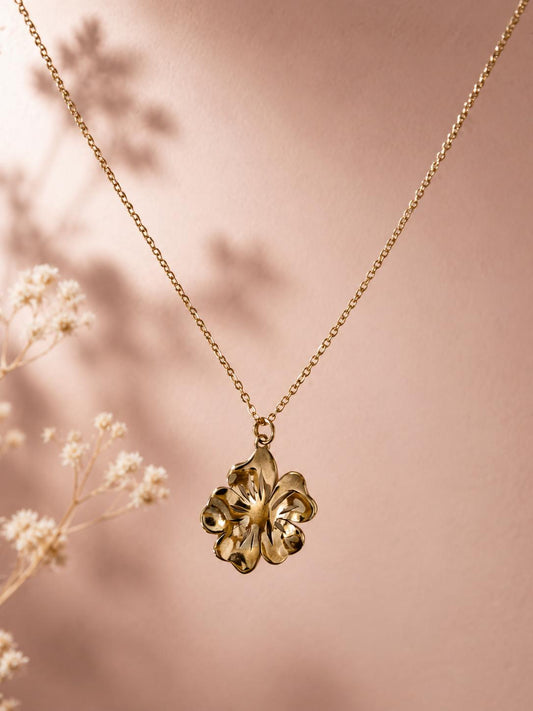 Collier doré pendentif fleur tropicale en relief