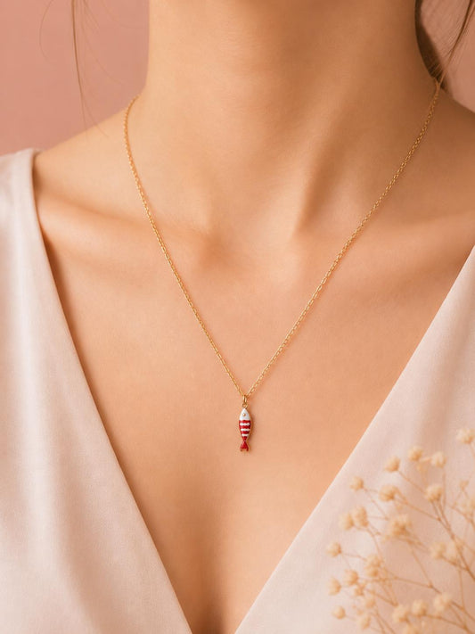 Collier fin à pendentif poisson émaillé