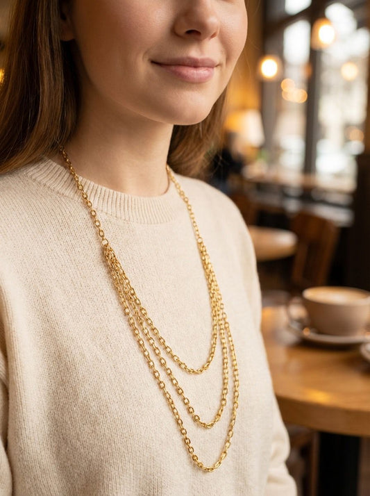 Collier sautoir doré multi-rangs à chaînes fines superposées