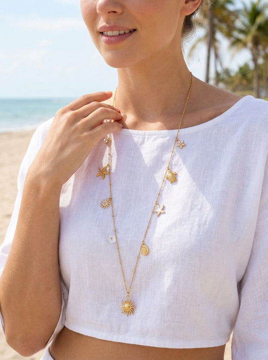 Collier sautoir fin doré à charms soleil et marins